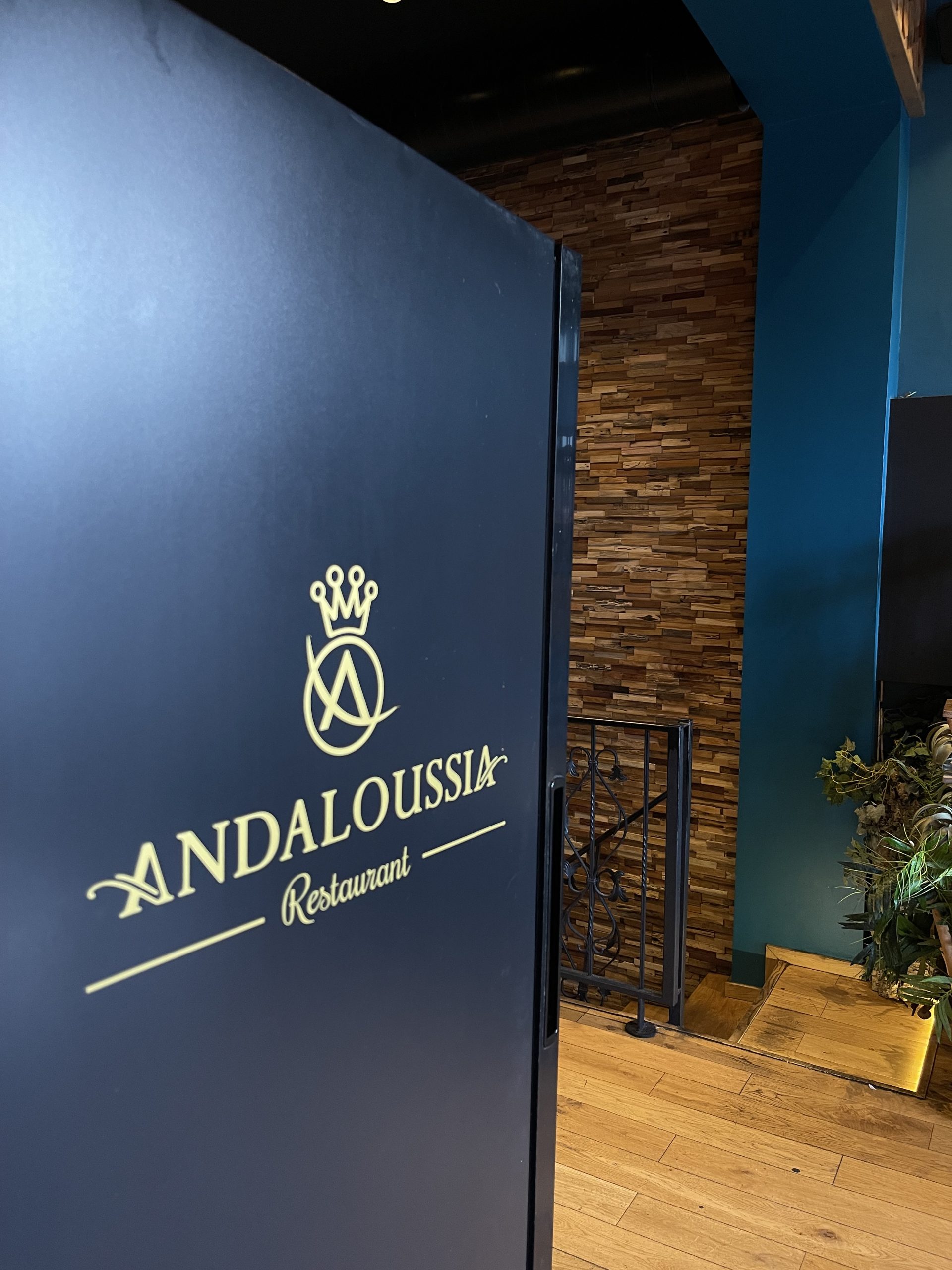 Porte d'entrée vitrée avec logo doré Andaloussia