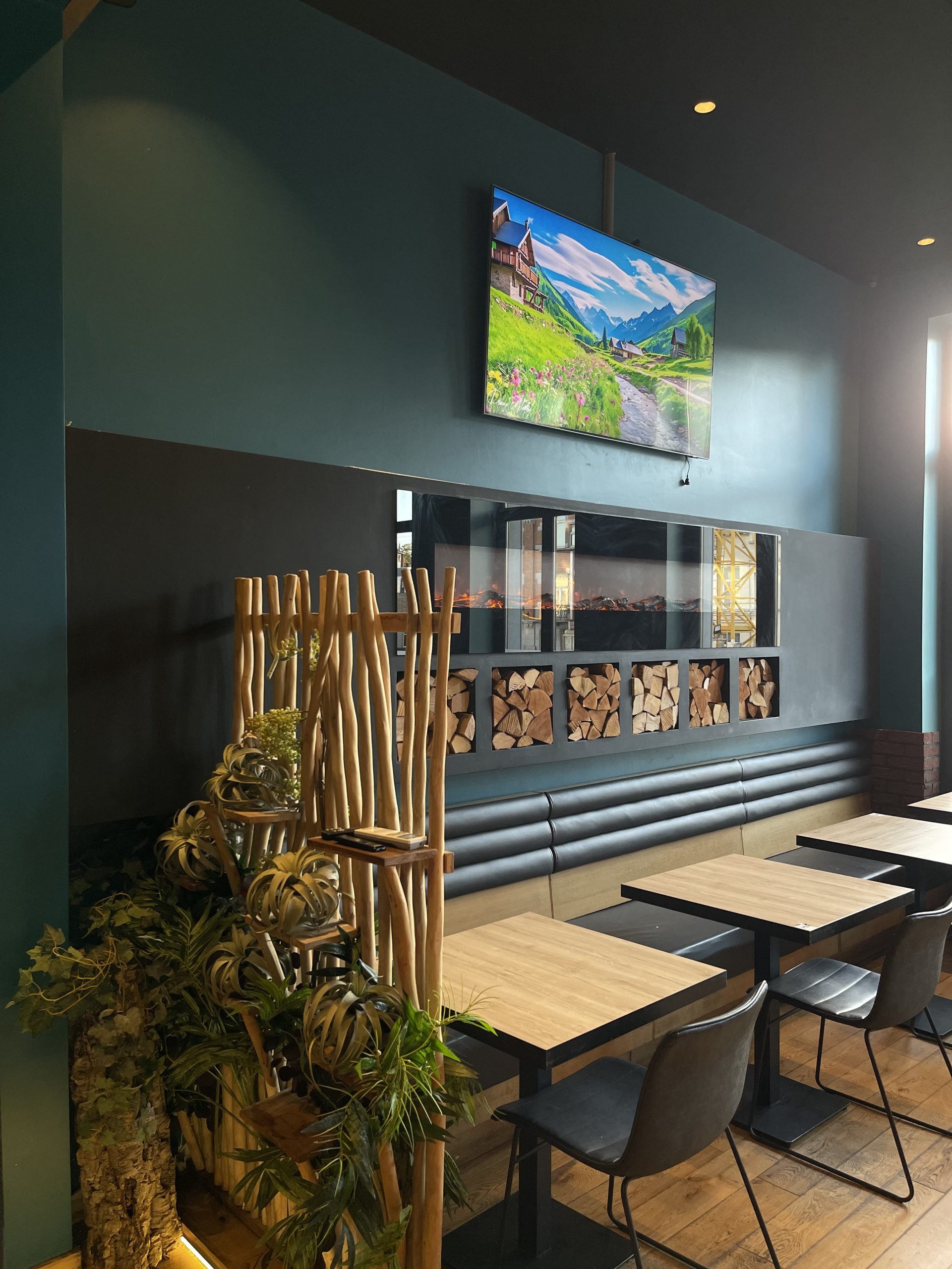 Cheminée contemporaine et banquettes